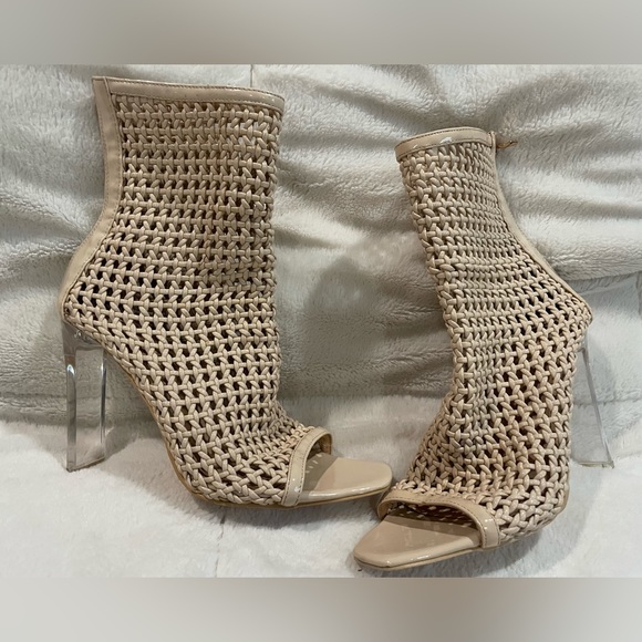 Women’s Heels - Picture 2 of 6